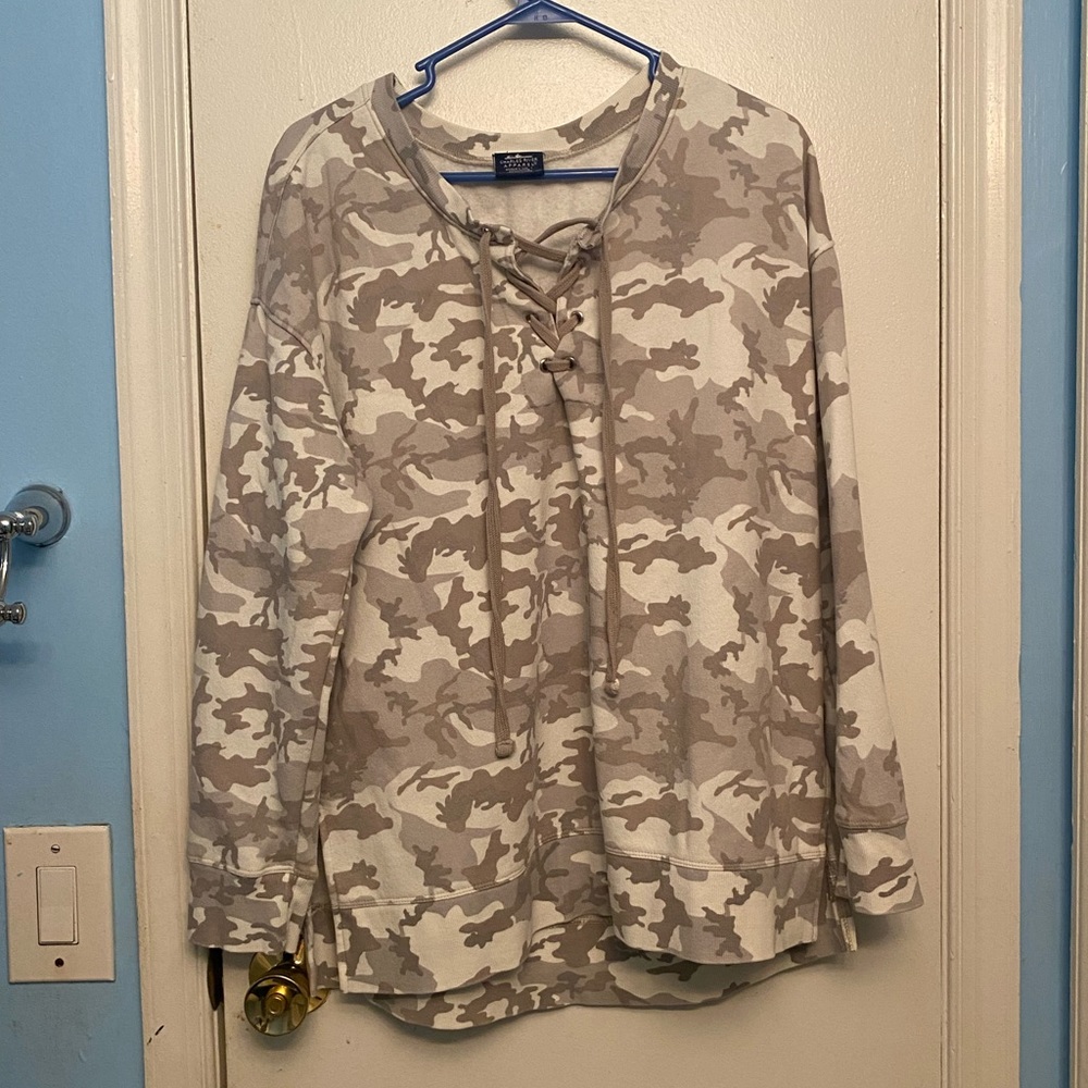 •camouflage sweatshirt with criss cross in the front•